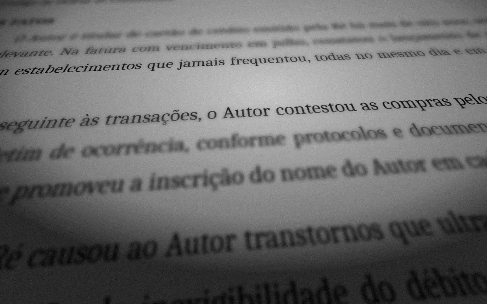 Close de uma petição inicial impressa, com foco no trecho sobre a contestação das compras